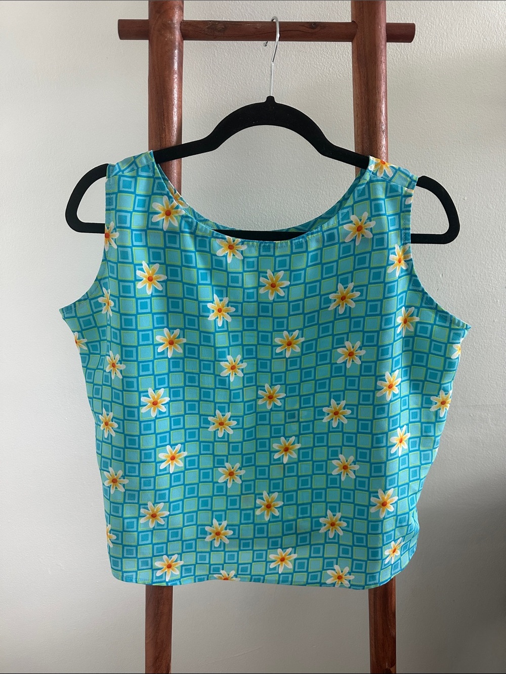 Vintage tank with daisies